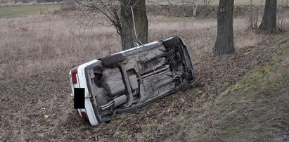 Auto wbiło się dachem w drzewo. 15-latka i jej tata w szpitalu