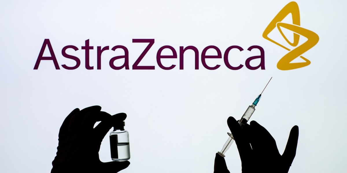 Komisja Europejska zawarła z AstraZeneca umowę na dostawę 300 mln dawek szczepionki, z opcją dokupienia kolejnych 100 mln.