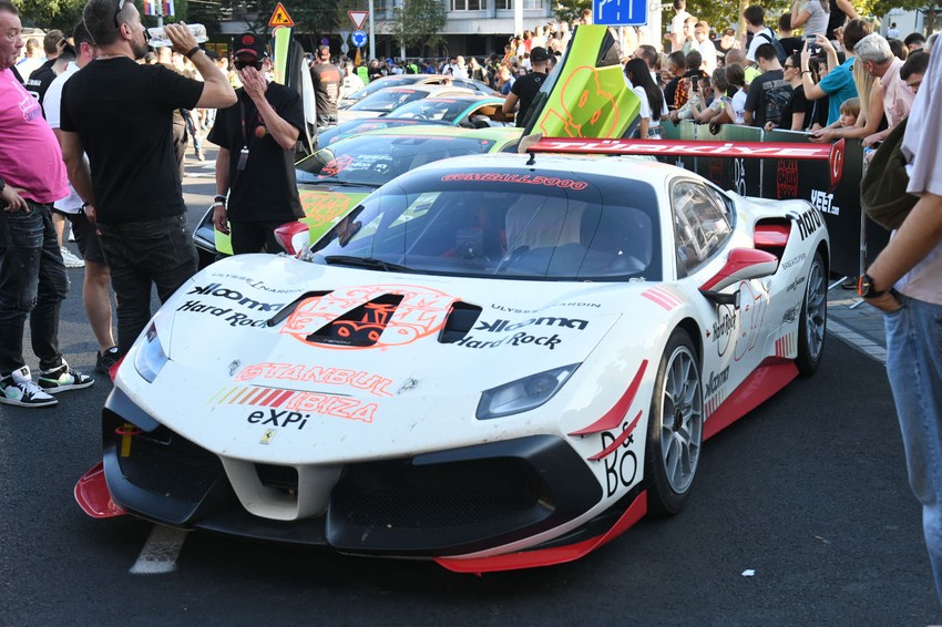 Događaj obuhvata defile i izlaganje više od 100 luksuznih sportskih automobila iz različitih zemalja
