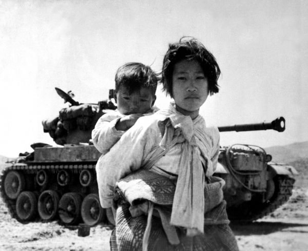 Cywile w trakcie wojny koreańskiej (fot. R.V. Spencer, domena publiczna)