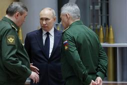 Władimir Putin rozmawia z szefem sztabu gen. Walerijem Gierasimowem i ministrem obrony Siergiejem Szojgu