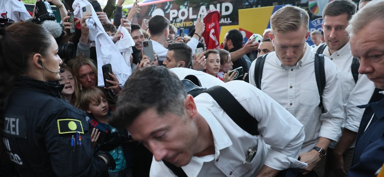 Tłum kibiców powitał Polaków w Niemczech. Lewandowski przed hotelem rozdawał autografy