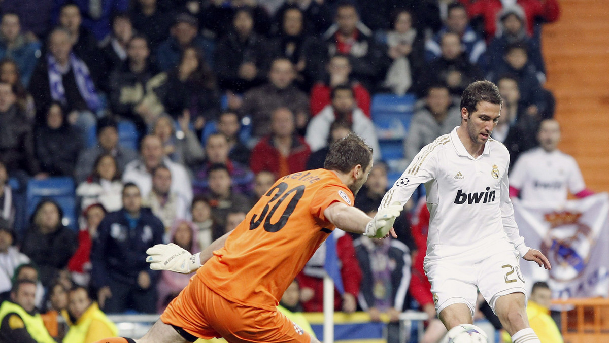 Real Madryt rozgromił na Santiago Bernabeu Dinamo Zagrzeb 6:2 (4:0) w meczu 5. kolejki piłkarskiej Ligi Mistrzów. Królewscy zapewnili sobie tym samym pierwsze miejsce w grupie D.