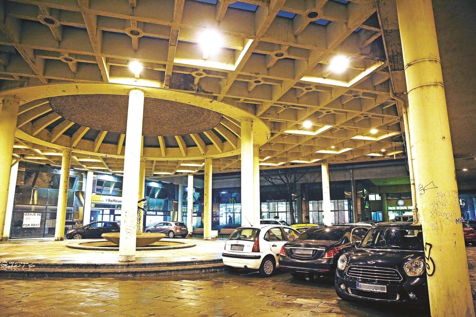 Revija bahato parkiranih automobila između potpornih stubova: Bezistan uveče