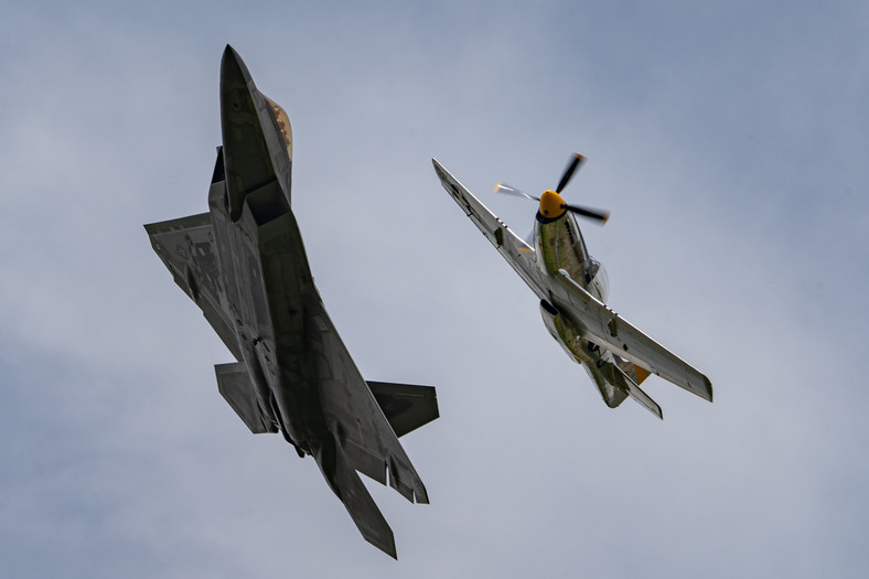 F-22 Raptor i kultowy P-51 Mustang podczas pokazów lotniczych