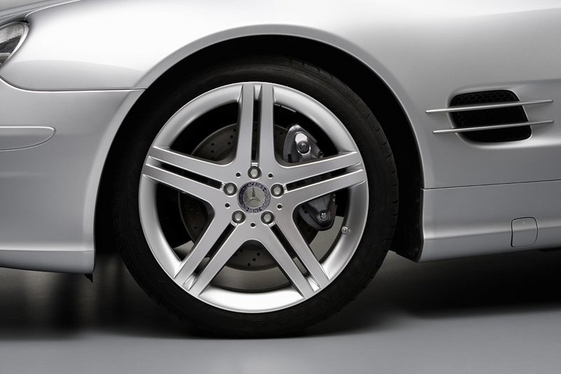 Sportowy zestaw dla Mercedesa-Benza SL: nowe koła, skrzynia biegów i zmienione wnętrze