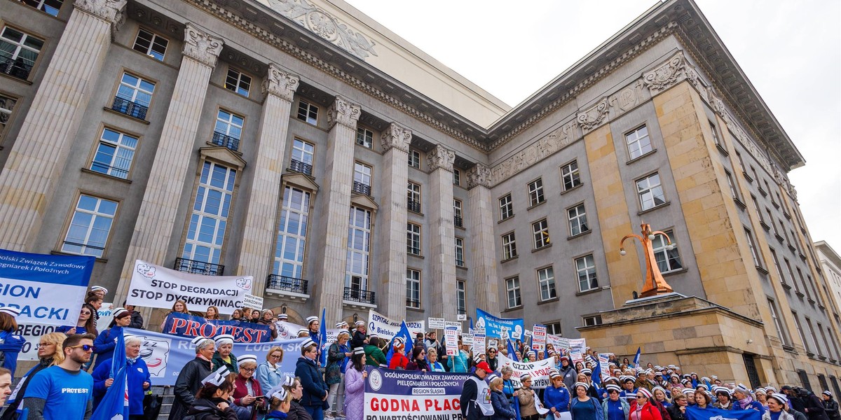 Kilkaset pielęgniarek i położnych protestowało dziś w Katowicach.