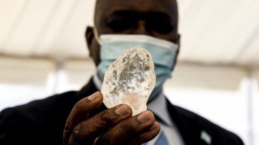 Odnaleziony diament waży  1098 karatów. To trzeci największy diament na świecie