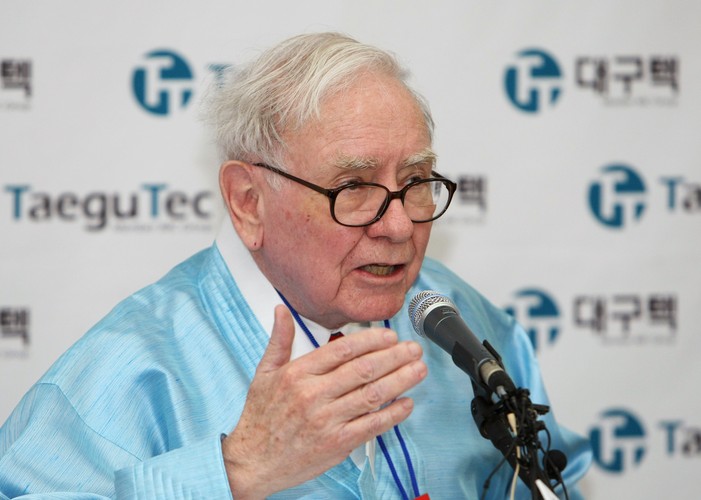 Warren Buffett, prezes i dyrektor generalny firmy Berkshire Hathaway Inc, ubrany w tradycyjny koreański 