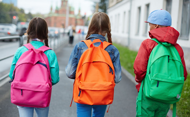 Komisja Europejska krytykuje zniesienie obowiązku szkolnego dla 6-latków w Polsce