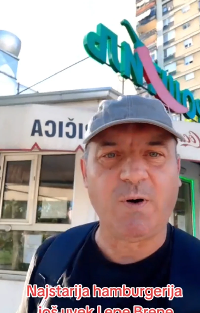 Tiktokeri se snimaju ispred fastfuda
