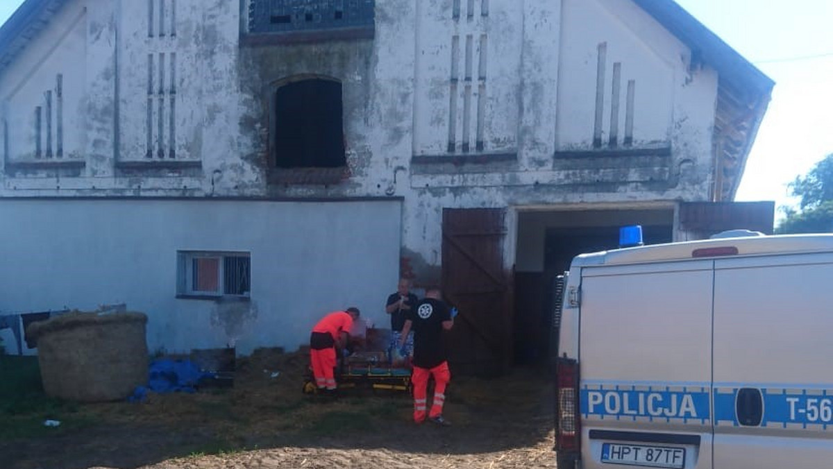 230-kilogramowy balot słomy, wyrzucony z przez okno na poddaszu obory, spadł na 59-letnią kobietę. Poszkodowana została przewieziona śmigłowcem pogotowia ratowniczego do szpitala w Olsztynie.