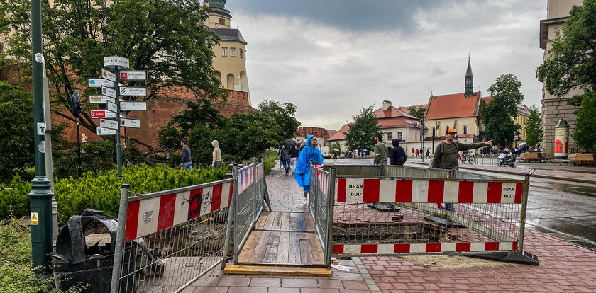 Rozbudowa sieci ciepłowniczej pod Wawelem. Ziemia ujawnia skarby