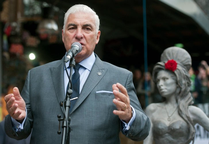 Mitch Winehouse podczas uroczystości odsłonięcia pomnika jego córki