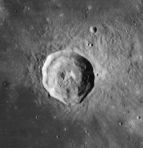 Fotografija kratera Manilius koju je načinio sledeći Lunarni orbiter - IV