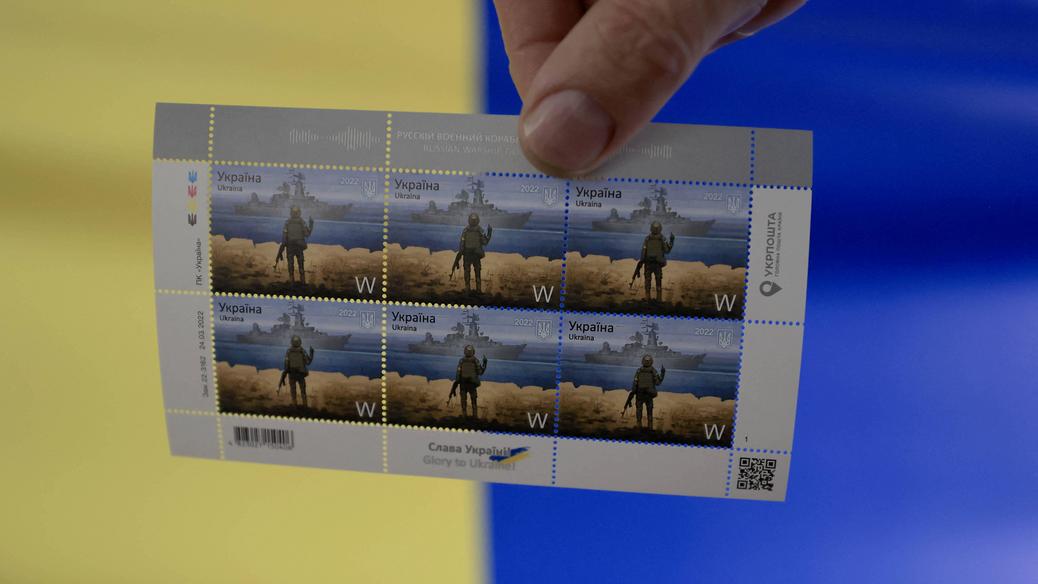 W zeszłym tygodniu Ukraina wyemitowała znaczek pocztowy, na którym ukraiński żołnierz pokazuje środkowy palec rosyjskiemu okrętowi wojennemu „Moskwa. Znaczek błyskawicznie stał się hitem. W Kijowie ustawiają się po niego wielokilometrowe kolejki