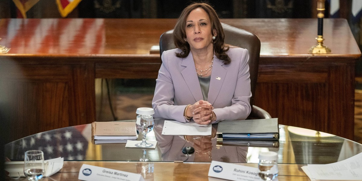 Kamala Harris od ponad roku piastuje stanowisko wiceprezydent USA. Jak rozpoczęła się jej kariera polityczna? 