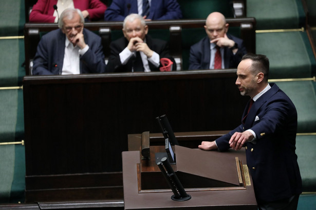 Janusz Kowalski podczas debaty nad poselskim projektem uchwaly Prawa i Sprawiedliwosci dotyczącym Jana Pawła II