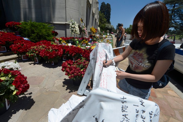 Fani oddali hołd Michaelowi Jacksonowi