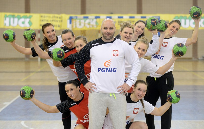 Trener reprezentacji Polski piłkarek ręcznych Kim Rasmussen (C) pozuje do zdjęcia ze swoimi zawodniczkami podczas treningu drużyny na zgrupowaniu w Pruszkowie