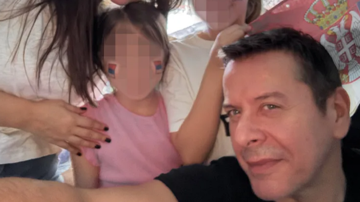 VLADO GEORGIEV DOVEO ĆERKE NA UTAKMICU Devojčicama na obrazima srpska trobojka, tu je i pevačeva žena: "Mi smo šampioni" (FOTO) Kép