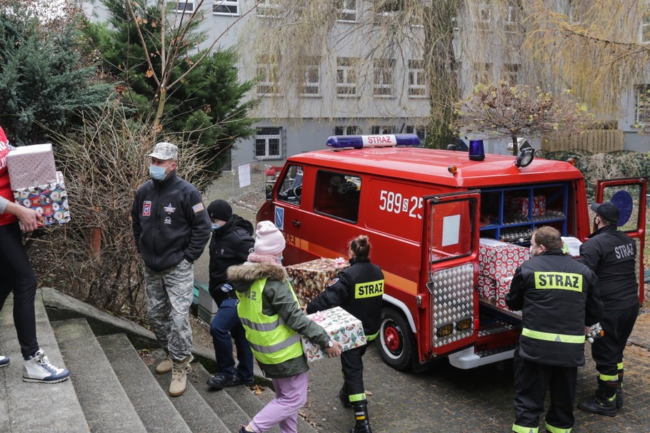 Zbiórka paczek w sztabie Szlachetnej Paczki w Rybniku. W ramach akcji darczyńcy dostarczają świąteczne paczki, które trafią do potrzebujących rodzin w całej Polsce, 12.12.2020