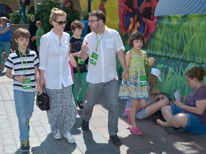 Monika Zamachowska z synem Tomkiem i Zbigniew Zamachowski z córką Bronią w maju 2013 roku