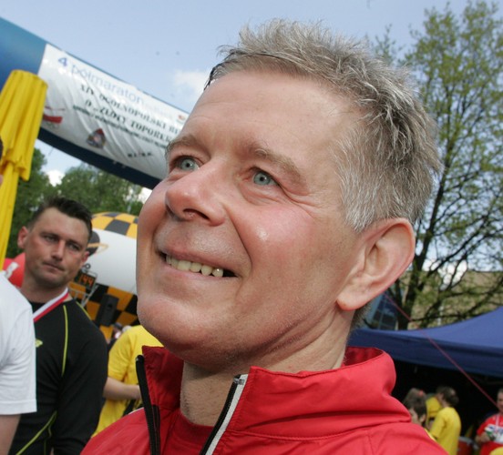 <strong>Sławomir Lachowski </strong>niespodziewanie odszedł z zarządu BRE Banku (dzisiaj to mBank) na początku 2008 r. Ale jeśli policzyć wynagrodzenie zasadnicze, pozostałe korzyści i bonus za 2007 r., to BRE wypłacił mu wówczas prawie 7 mln zł (rok później otrzymał jeszcze 1,2 mln zł z tytułu „pozostałych korzyści”).