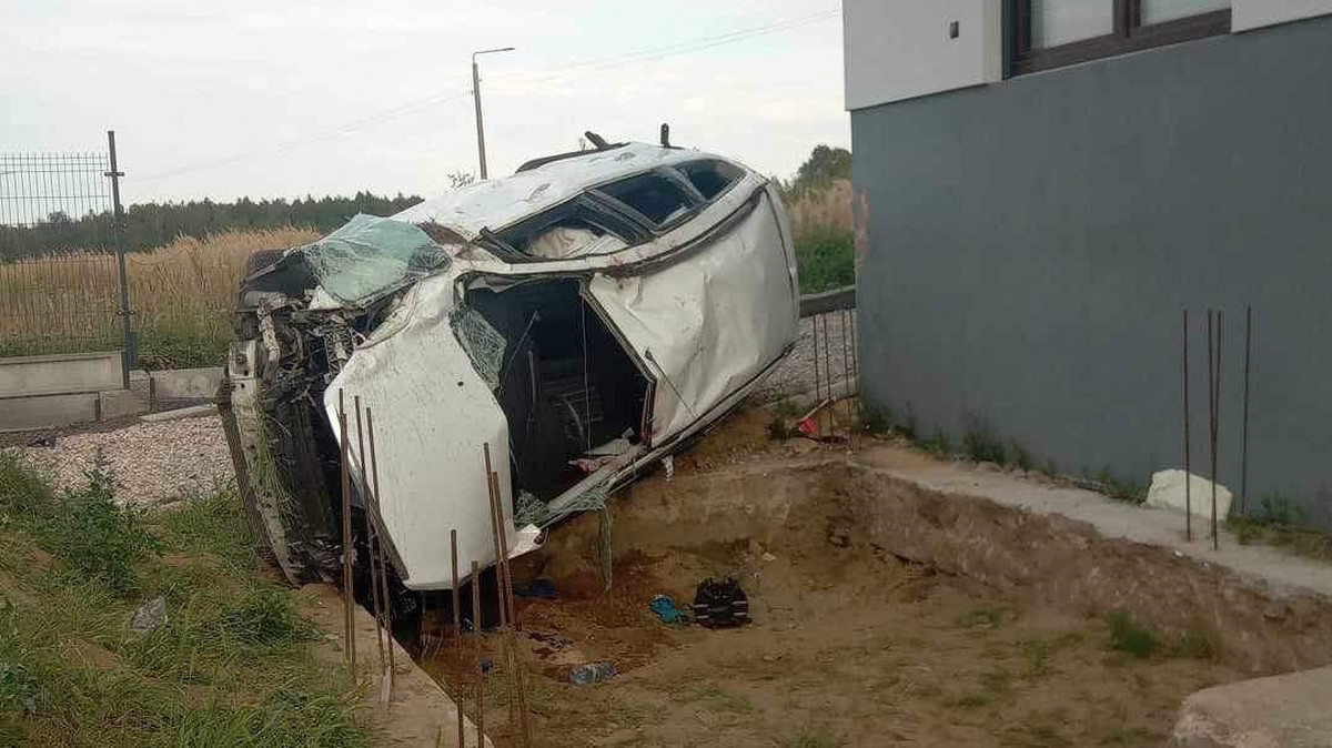 Koziołkujący ford zatrzymał się na ścianie domu. Tam zazwyczaj bawiły się dzieci. Przerażające nagranie