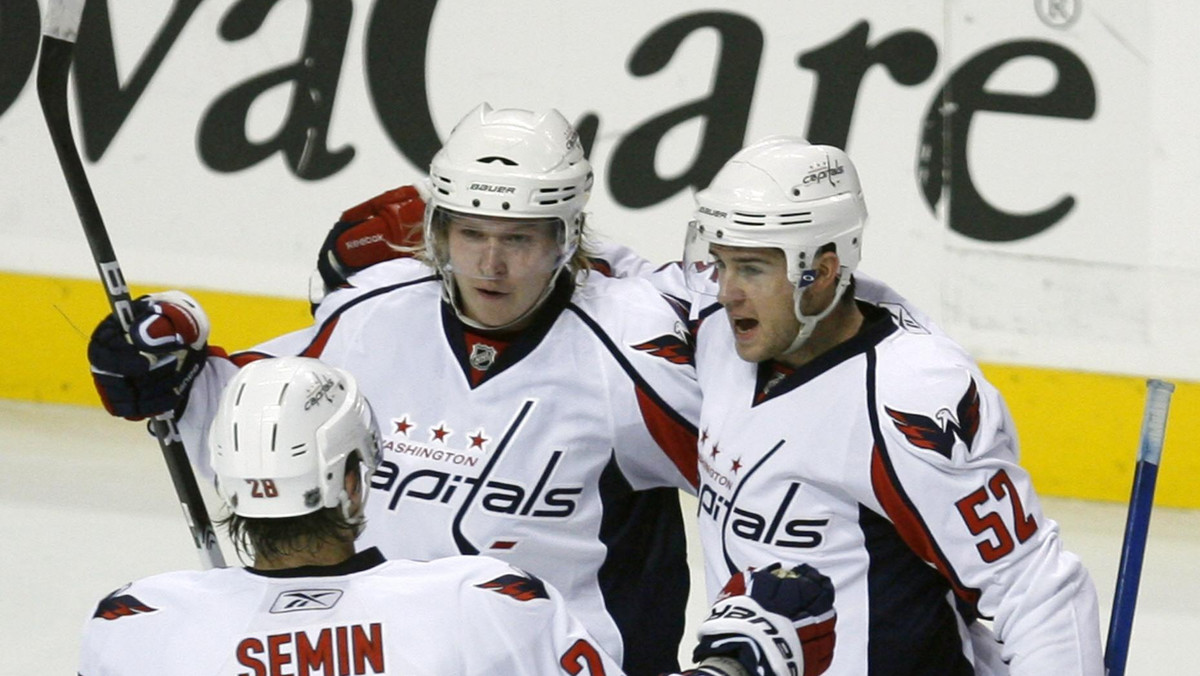 W pojedynku dwóch najlepszych zespołów Wschodniej Konferencji lepsi byli hokeiści Washington Capitals pokonując Philadelphia Flyers 5:4. Drużyna ze stolicy USA mocno zagroziła pozycji liderów Wschodu, zmniejszając dystans do Lotników na zaledwie jeden punkt.