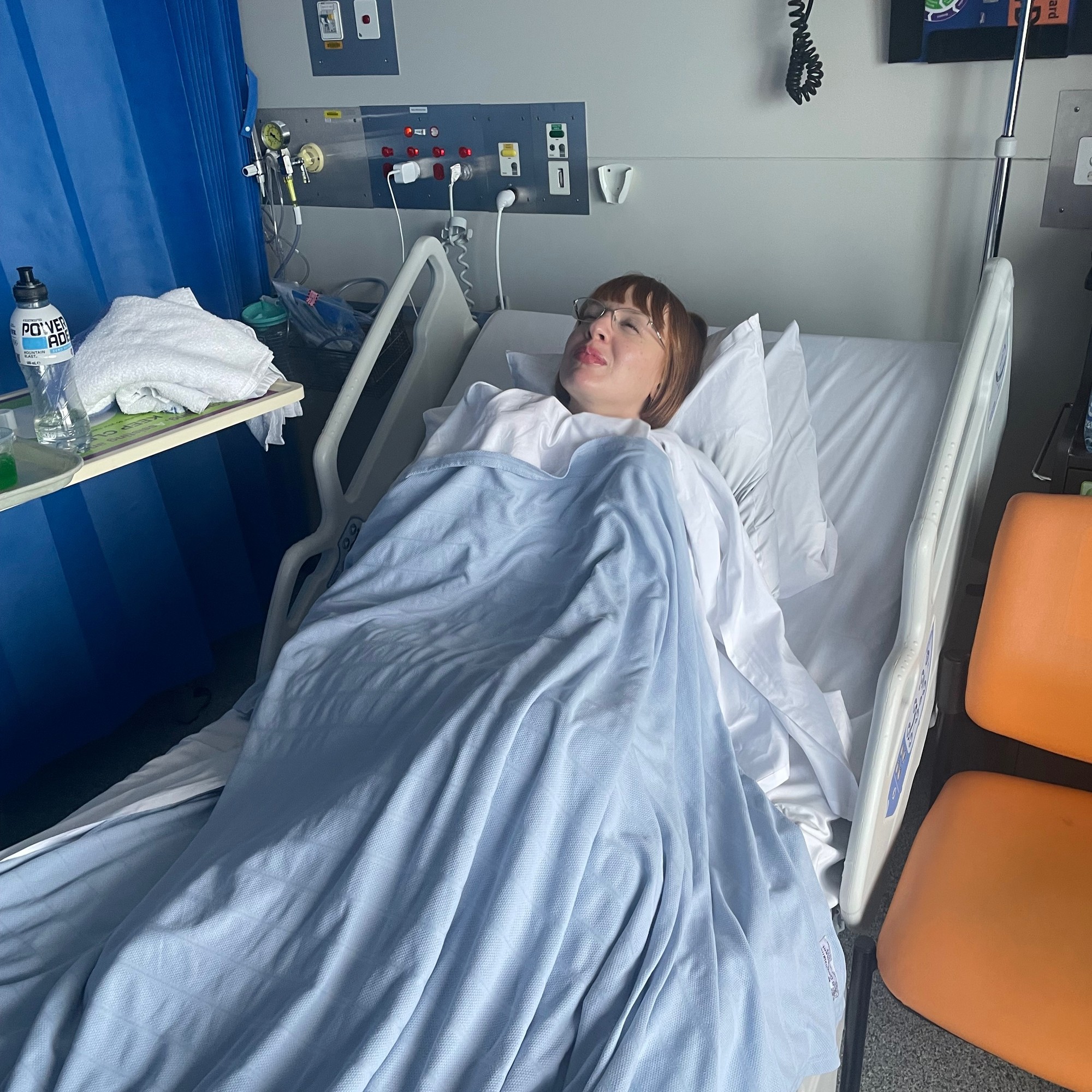 Basgitaristovi z kapely Bugs diagnostikovali rakovinu hrubého čreva a konečníka.