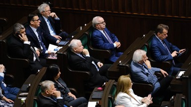 Sondaż: PiS najbardziej prawicową partią w polskim parlamencie