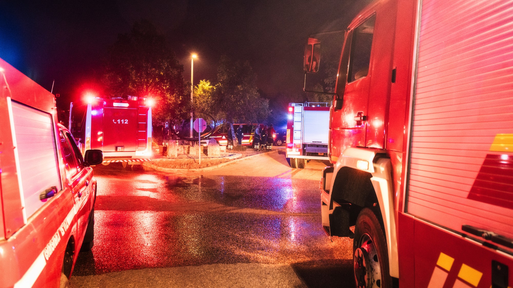 Záchranári bojujú o životy preživších (ilustračné foto).