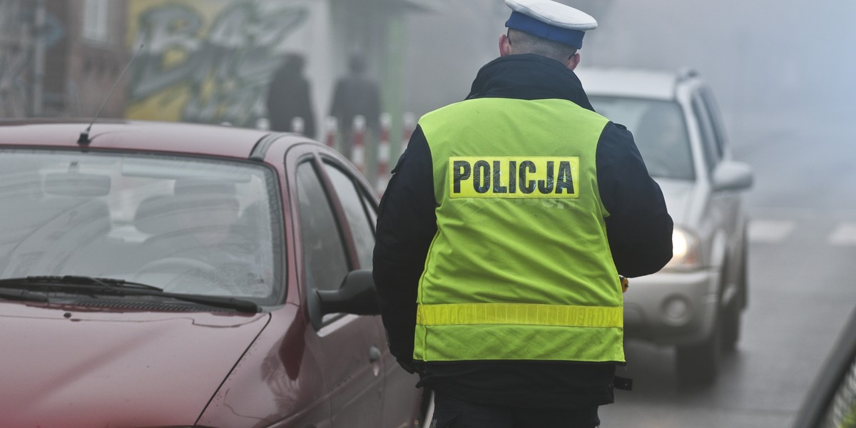 Policjant podczas kontroli trzeźwości kierowców.