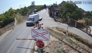 Pružni prelaz u Železniku, kombi zaobilazi polubranike