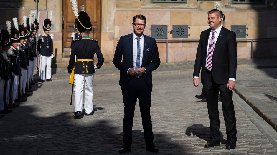 Jimmi Akesson, lider Szwedzkich Demokratów (w środku), przed budynkiem szwedzkiego parlamentu