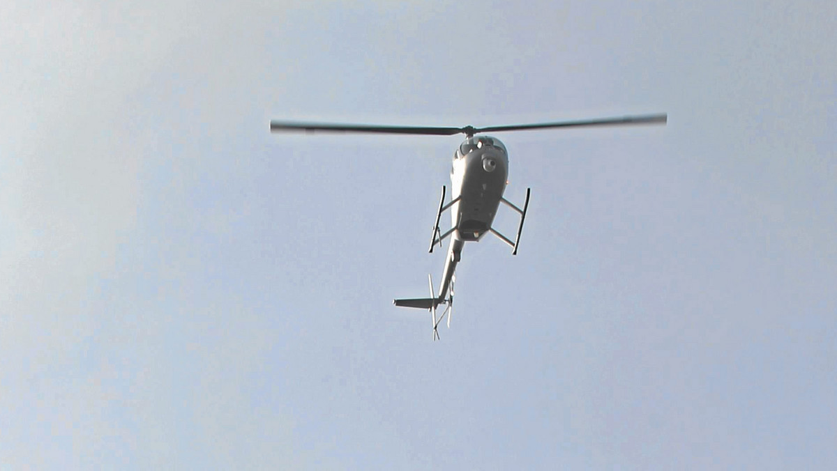 Awaryjne lądowanie śmigłowca TVN w Radomiu. Helikopter "Błękitny 24" należący do stacji TVN osiadł na polach uprawnych niedaleko granic miasta. Maszyna jest poważnie uszkodzona, dwie osoby zostały ranne.