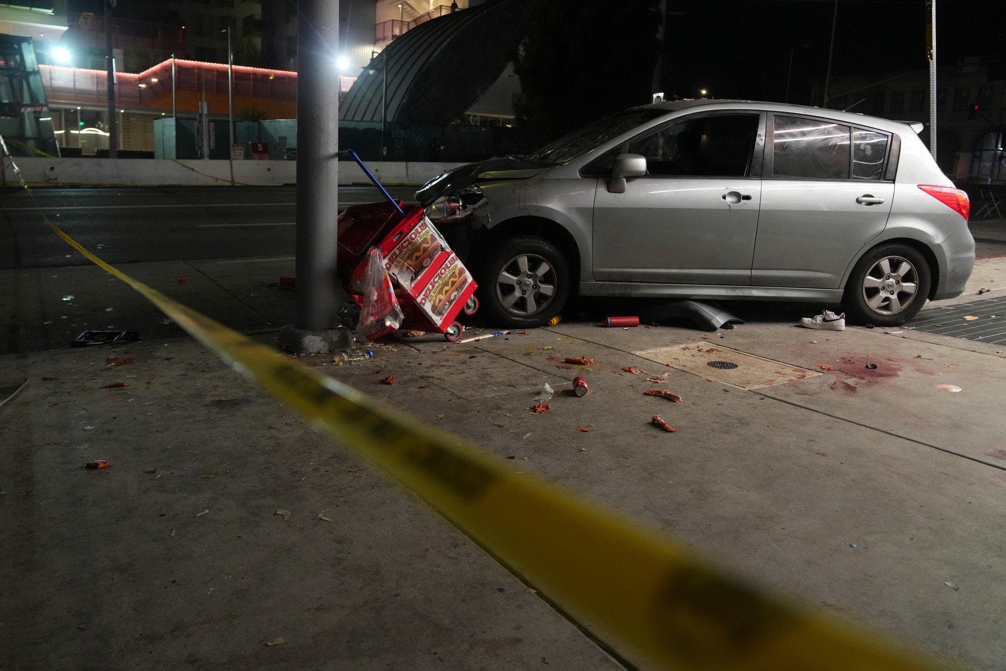 Do davu ľudí v štvrti East Hollywood v americkom meste Los Angeles narazilo vozidlo.