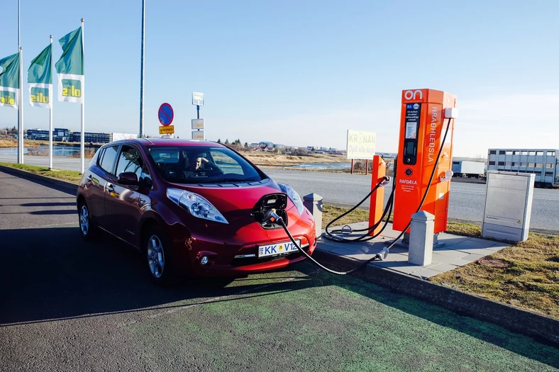Islandia. Ładowanie samochodu elektrycznego Nissan Leaf