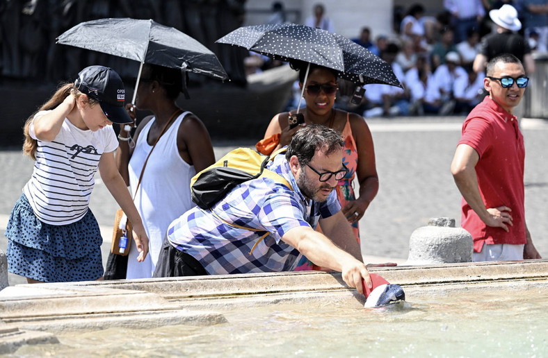Turyści próbujący się ochłodzić w upalny dzień w Watykanie