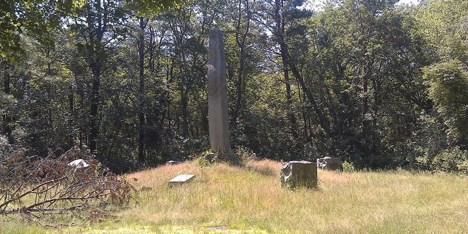 A memorial to the Great Swamp Fight between the colonial militia and the Narragansett tribe.