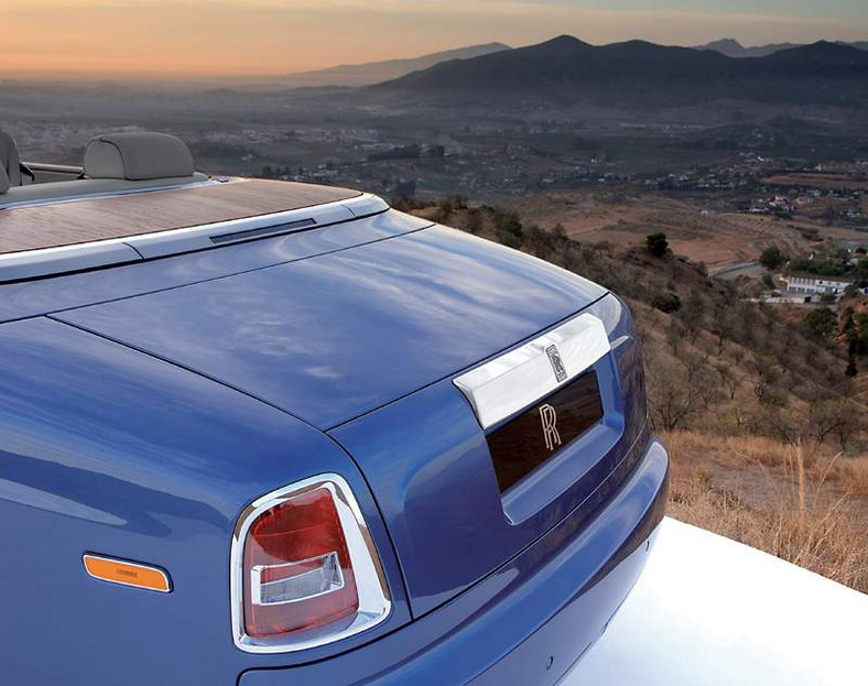 Rolls-Royce Phantom Drophead Coupe – boulevard cruiser (video)