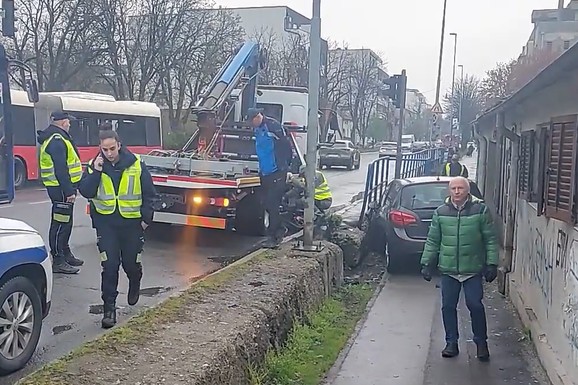 (VIDEO) UDES U ZEMUNU Vozilo od siline udara odletelo na trotoar: Počinilac pobegao sa lica mesta