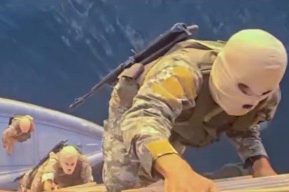 "PLATITE ILI NE PROLAZITE" Iranci objavili snimak juriša u Ormuskom moreuzu, Amerika UPALA NA JOŠ JEDAN BROD, zastrašujuće reči američkog senatora