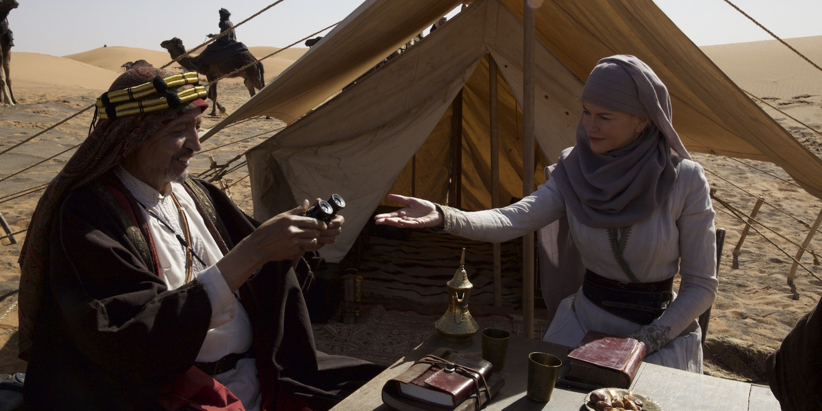 Nicole Kidman jako Gertrude Bell.