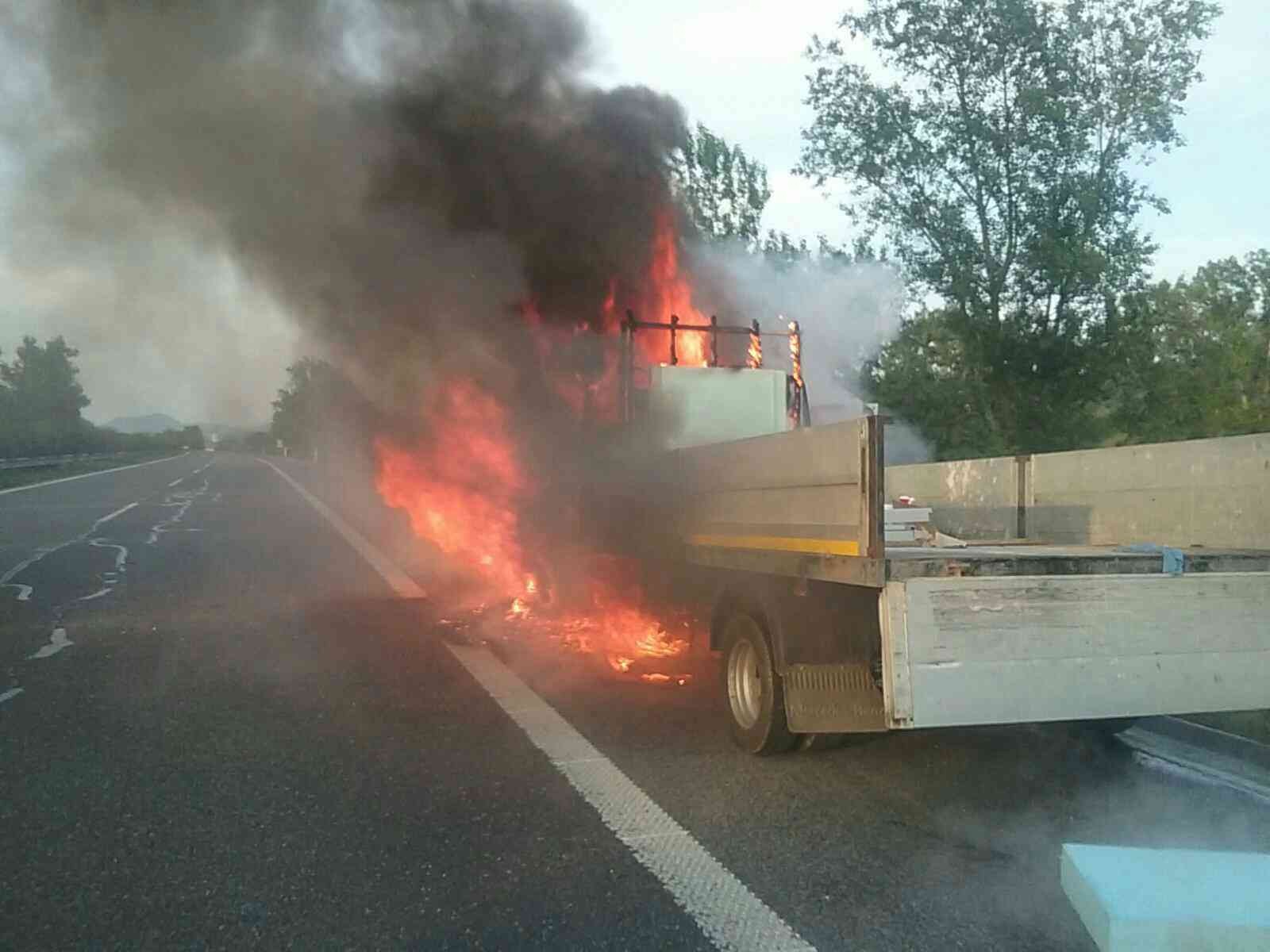 Požiar dodávky na diaľnici D1 pri Ilave likvidovalo sedem hasičov.