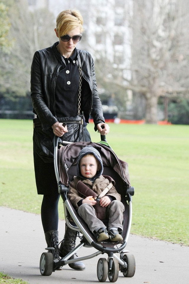 Cate Blanchett z synem Ignatusem (2 l.) w parku w Sydney