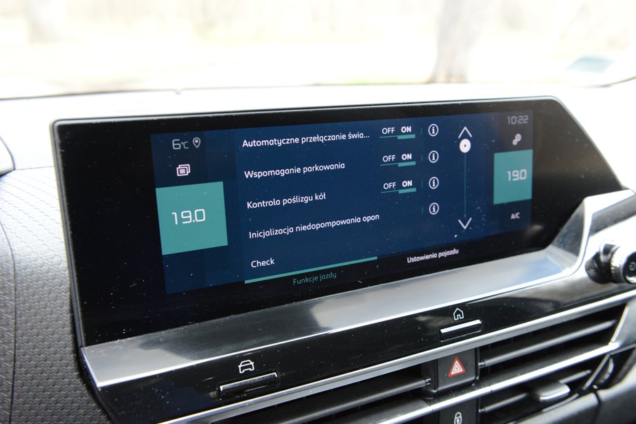 Citroen e-C4 ma dość prosty system multimedialnym, co jednak nie jest wadą. Po prostu, obsługuje się go łatwo i nie trzeba spędzać długich godzin na studiowaniu mnóstwa menu, by odnaleźć najważniejsze funkcje.