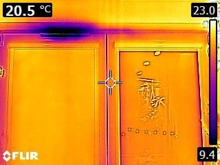 Zdjęcie okna kamerą termowizyjną