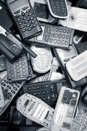 <strong>Sprzedaż i skup telefonów</strong><br /><br />

Sprzedaż klientom telefonów komórkowych to dochodowy interes dla operatorów. Marże sięgają 20-30 procent, a bywają przypadki, że więcej. Dotyczy to w szczególności telefonów rzadkich i drogich, a więc  często niedostępnyuch dla większosci klientów od ręki. <br /><br />

Jednocześnie firmy telekomunikacyjne za pośrednictwem swoich brandów skupują telefony od swoich klientów po upływie czasu umowy, także często z wysokim zyskiem. W zamian za telefon klienciu uzyskują zniżkę na kolejny telefon w sieci lub gotówkę. <br /><br />